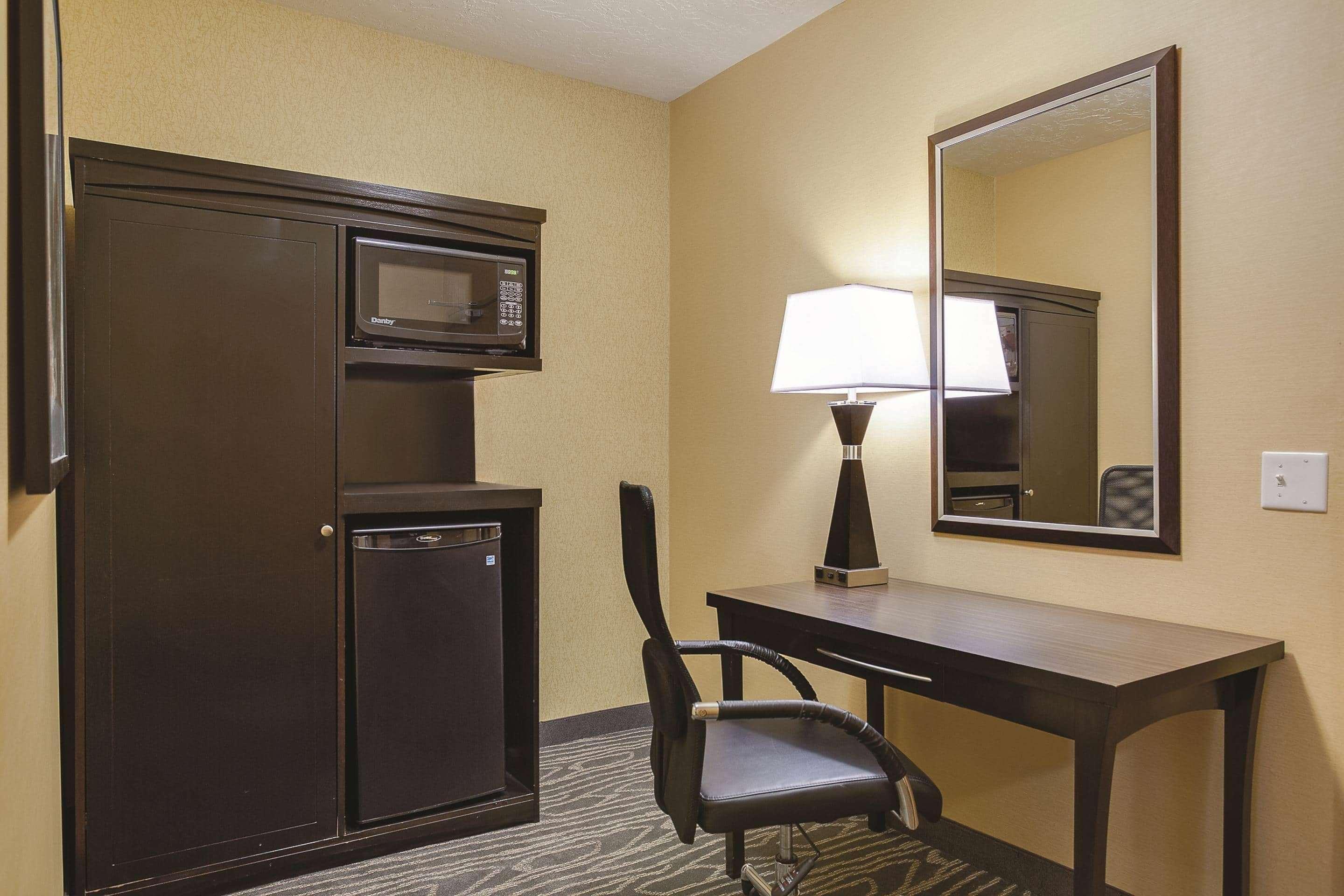 La Quinta By Wyndham Logan Hotel Exterior photo
