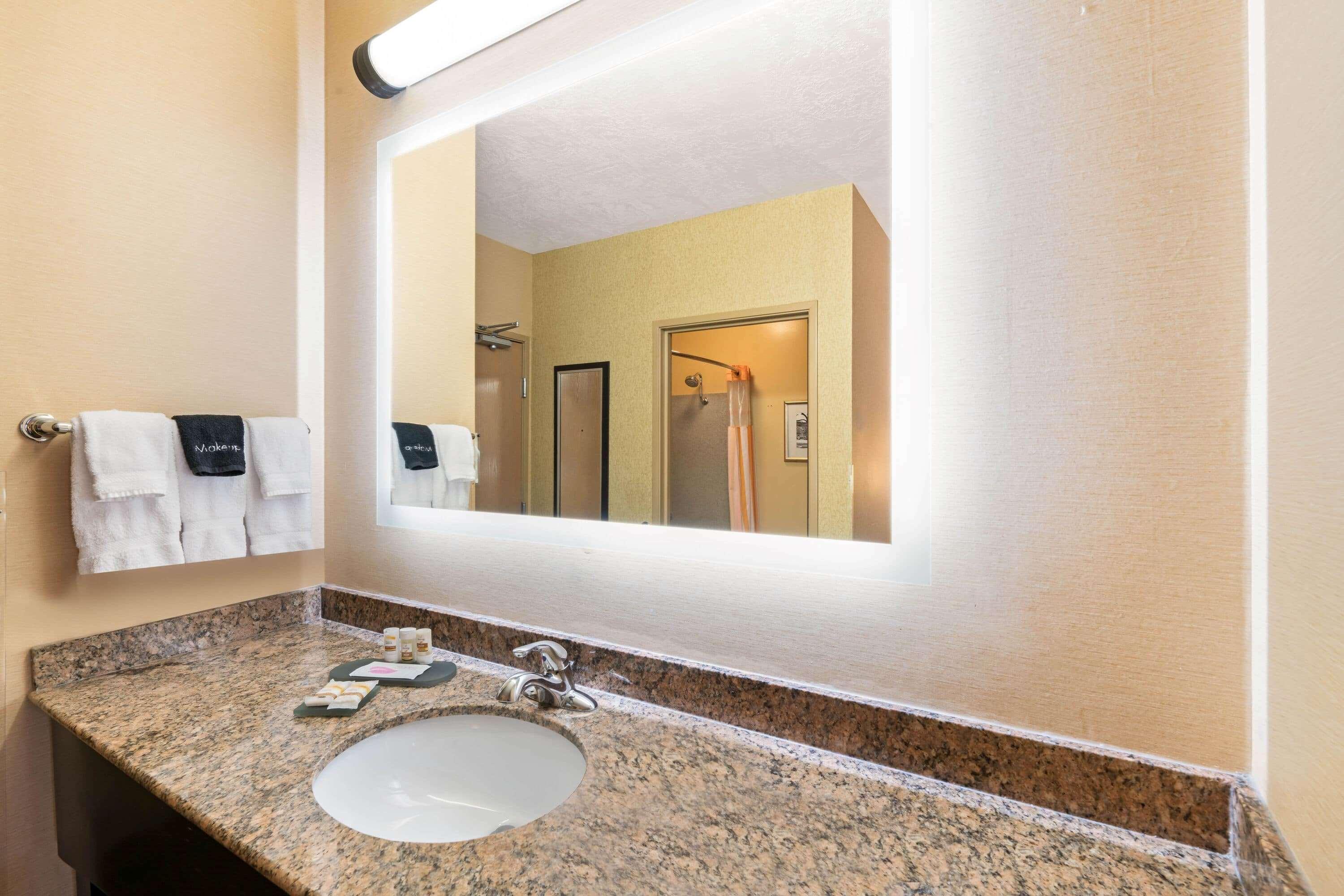 La Quinta By Wyndham Logan Hotel Exterior photo
